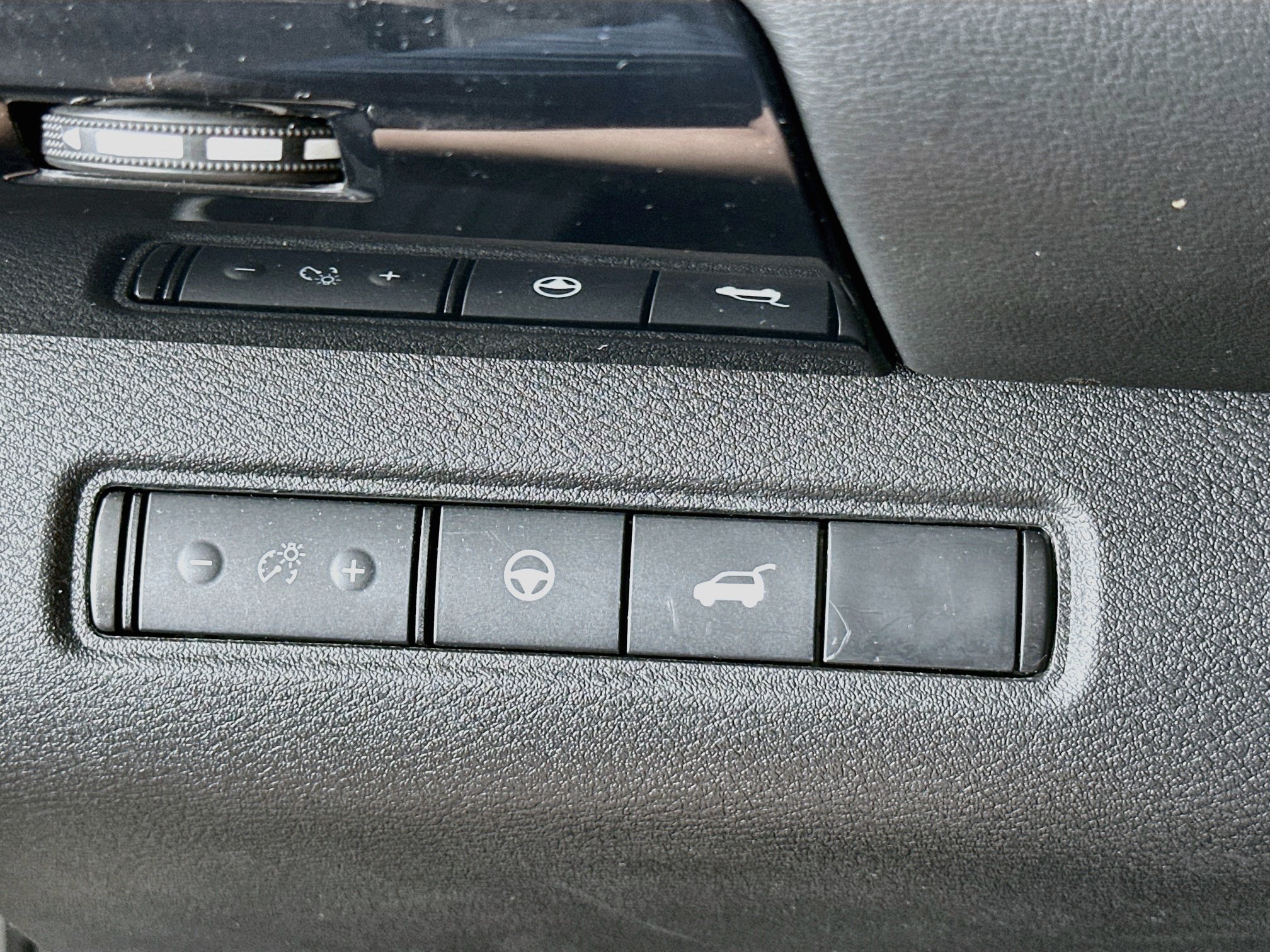 Used 2025 Nissan Pathfinder SV FWD image 17