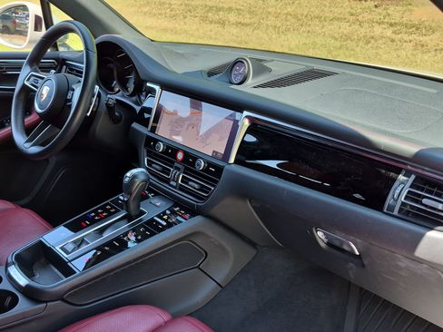 Certified 2024 Porsche Macan AWD/4WD image 20