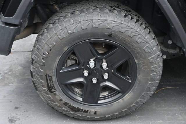 Used 2018 Jeep Wrangler Unlimited Sahara w/ Safety Group AWD/4WD image 38