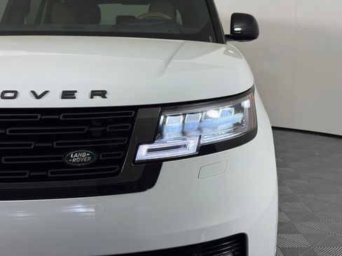 Used 2025 Land Rover Range Rover SE image 11