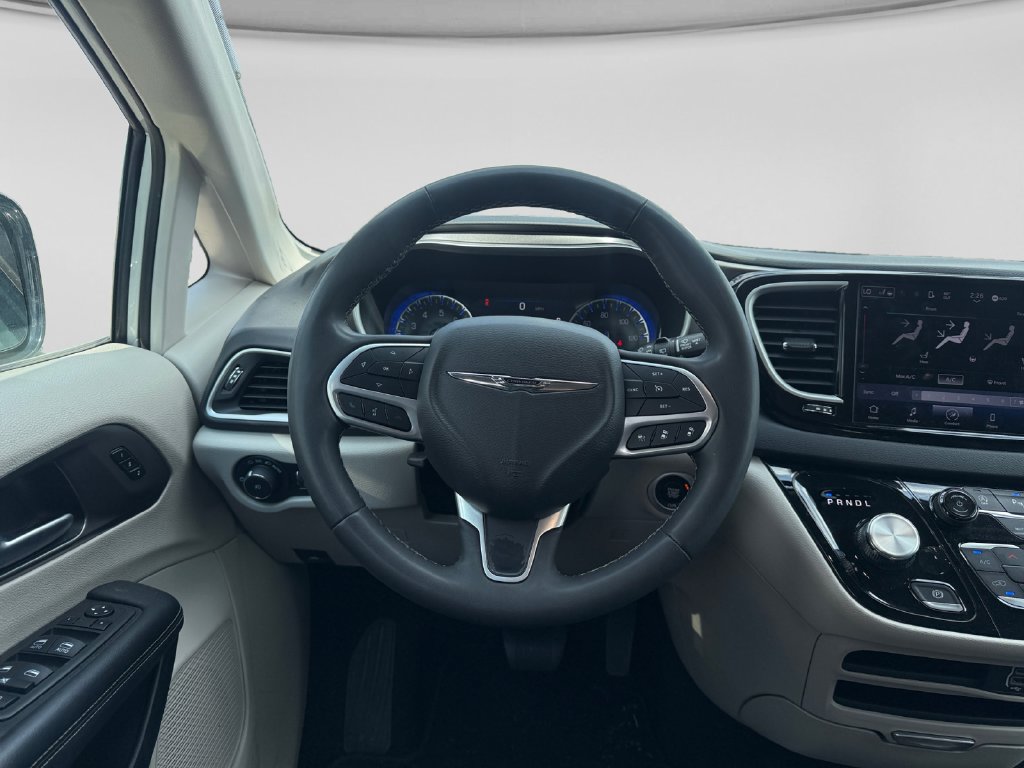 Used 2024 Chrysler Pacifica Touring-L FWD image 15