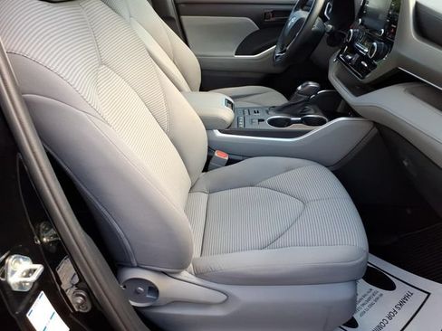 Used 2020 Toyota Highlander LE AWD/4WD image 8