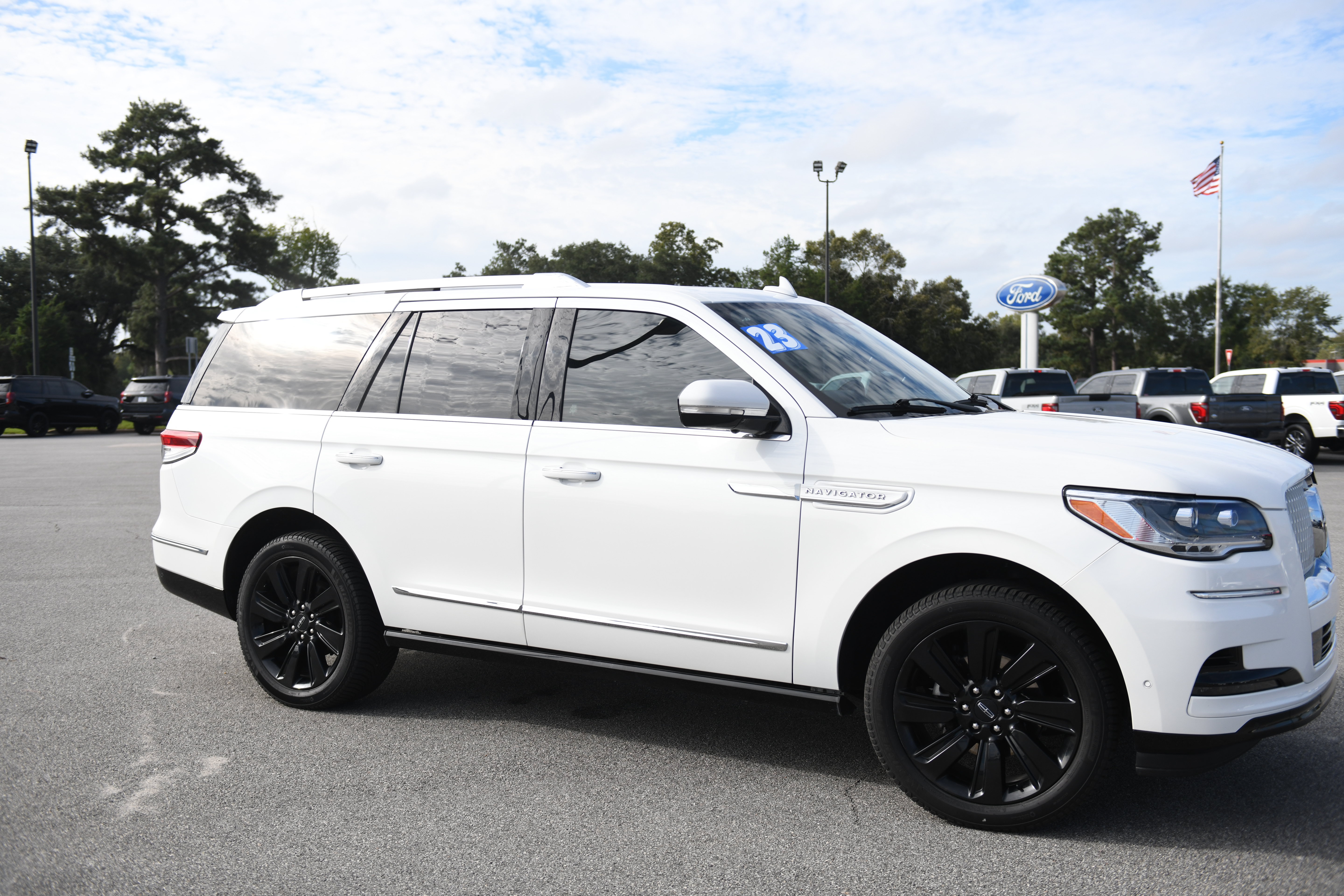 Used 2023 Lincoln Navigator Reserve w/ Monochromatic Package RWD image 1