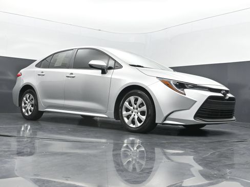 Used 2025 Toyota Corolla LE FWD image 41