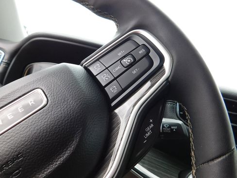 Used 2022 Jeep Wagoneer Series III RWD image 23