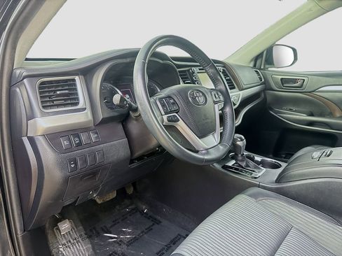 Used 2019 Toyota Highlander Plus AWD/4WD image 10