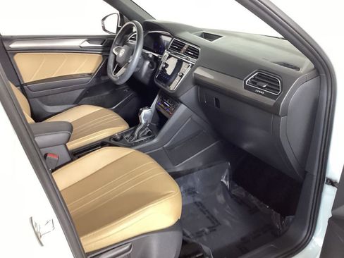 Used 2024 Volkswagen Tiguan SE w/ Panoramic Sunroof Package AWD/4WD image 36