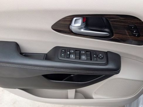 Used 2024 Chrysler Pacifica Limited image 9