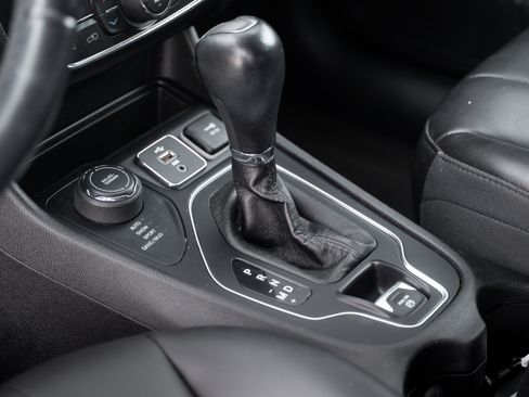 Used 2019 Jeep Cherokee Latitude Plus w/ Comfort/Convenience Group image 11