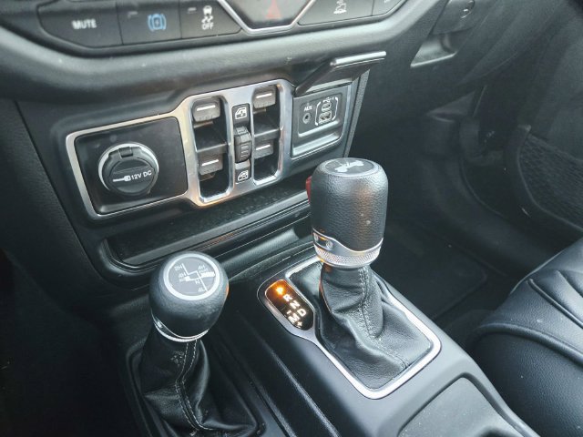 Used 2024 Jeep Wrangler Unlimited Sahara AWD/4WD image 17