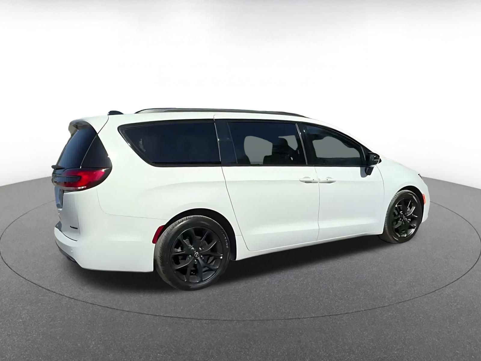 Used 2025 Chrysler Pacifica Limited FWD image 14