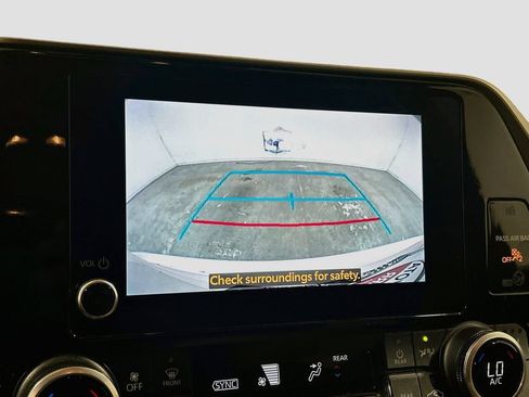 Used 2023 Toyota Highlander XLE FWD image 11