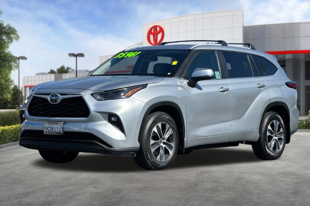 Used 2023 Toyota Highlander XLE AWD/4WD image 9