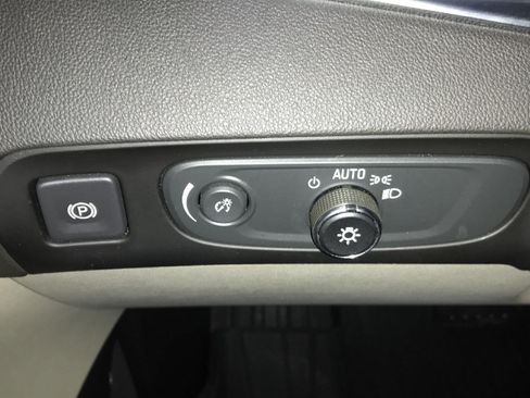 Used 2020 Buick Enclave Essence w/ Sound and Sites Package AWD/4WD image 19