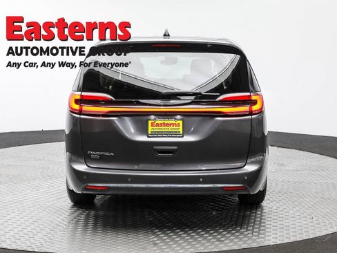 Used 2023 Chrysler Pacifica Touring-L image 6
