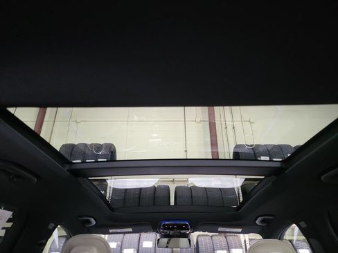 Used 2025 Mercedes-Benz GLC 300 4MATIC image 26