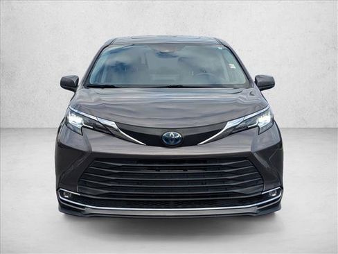 Used 2022 Toyota Sienna XLE image 2
