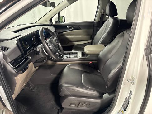 Used 2026 Kia Carnival LXS FWD image 3