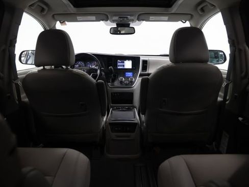 Used 2020 Toyota Sienna XLE w/ XLE Navigation Package FWD image 31