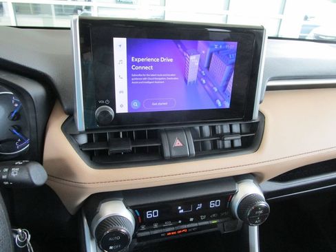 Used 2024 Toyota RAV4 LE AWD/4WD image 32
