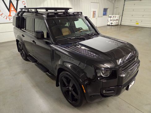 Used 2024 Land Rover Defender 130 X-Dynamic SE AWD/4WD image 11