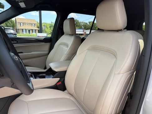 Certified 2025 Jeep Grand Cherokee Limited AWD/4WD image 16