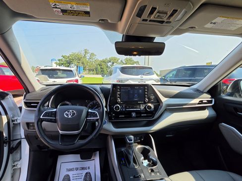 Used 2022 Toyota Highlander XLE AWD/4WD image 20