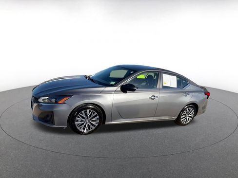 Used 2025 Nissan Altima 2.5 SV FWD image 5