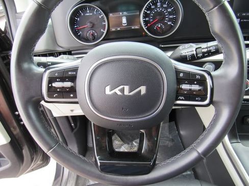 Used 2024 Kia Carnival LX FWD image 29