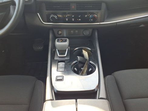 Used 2024 Nissan Rogue S FWD image 19