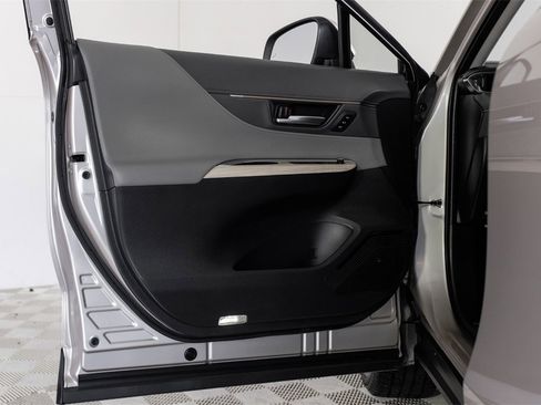 Used 2022 Toyota Venza XLE image 42