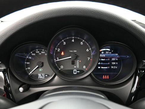 Certified 2025 Porsche Macan AWD/4WD image 12