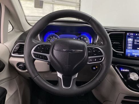 Used 2024 Chrysler Pacifica Touring-L FWD image 20
