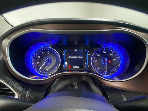 Used 2017 Chrysler Pacifica Touring image 18