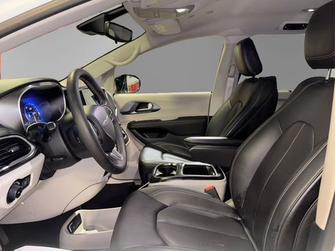 Used 2024 Chrysler Pacifica Touring-L image 9