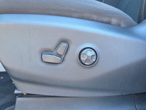 Used 2023 Chrysler Voyager LX FWD image 11