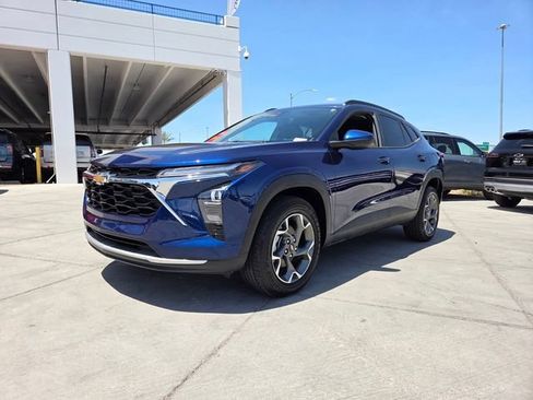 Certified 2024 Chevrolet Trax LT w/ Sunroof Package FWD image 2