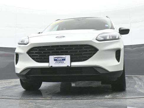 Used 2022 Ford Escape SE w/ SE Sport Appearance Package image 39