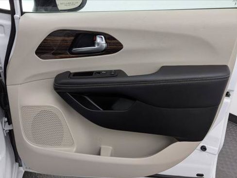 Used 2023 Chrysler Pacifica Limited FWD image 22