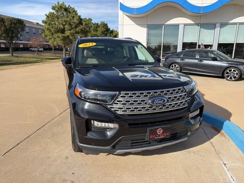 Used 2023 Ford Explorer Limited image 2