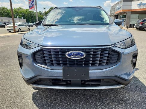 Certified 2025 Ford Escape SE image 2