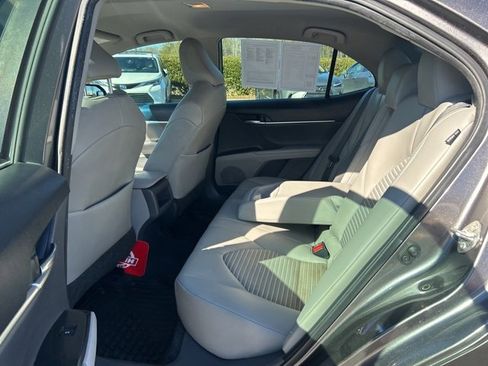 Used 2020 Toyota Camry SE image 14