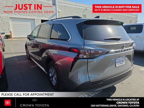 Used 2026 Toyota Sienna XLE FWD image 4