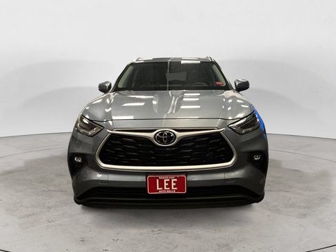 Used 2021 Toyota Highlander XLE AWD/4WD image 8