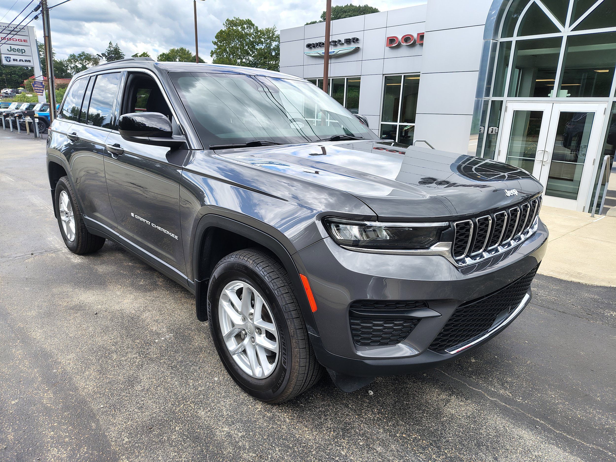 Used 2025 Jeep Grand Cherokee Laredo X w/ Luxury Tech Group I AWD/4WD image 2
