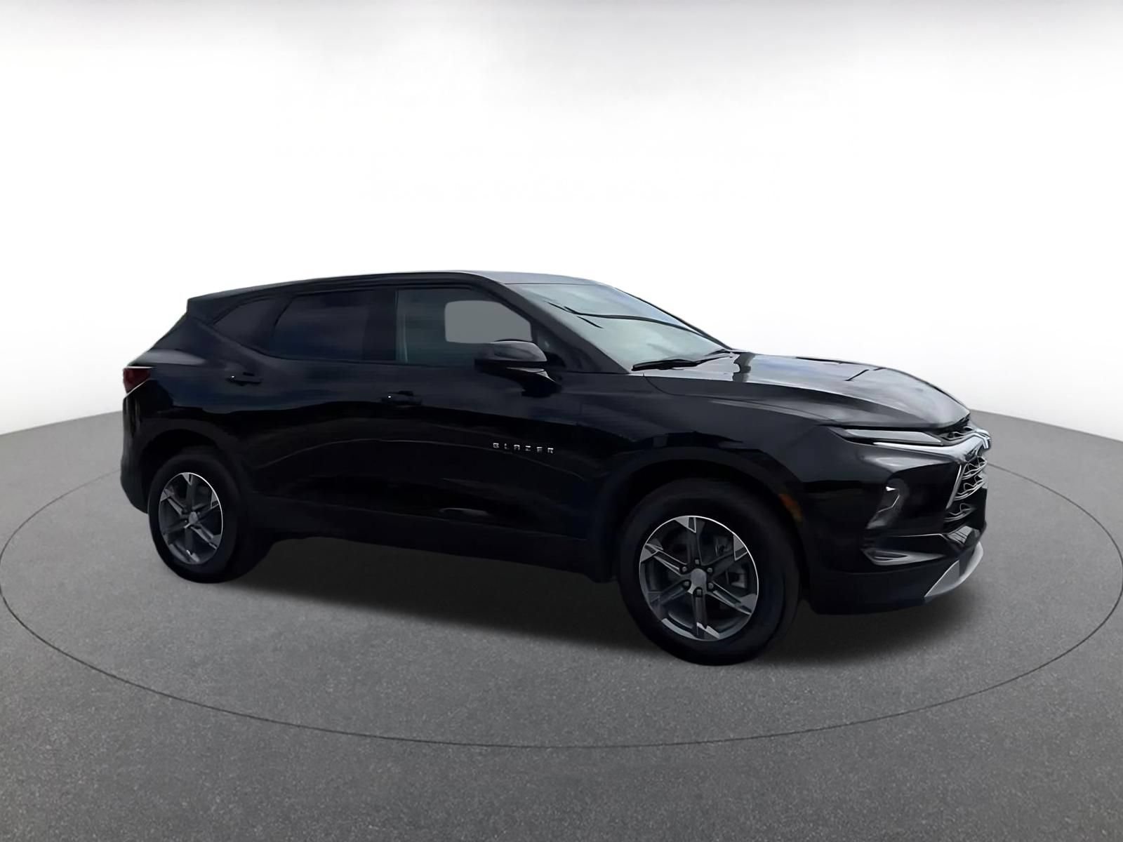 Used 2025 Chevrolet Blazer LT FWD image 2