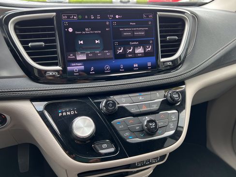 Used 2022 Chrysler Pacifica Touring-L FWD image 23