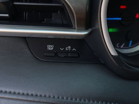 Used 2023 Toyota Highlander XLE FWD image 19