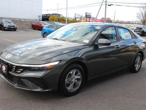 Used 2024 Hyundai Elantra SE FWD image 2