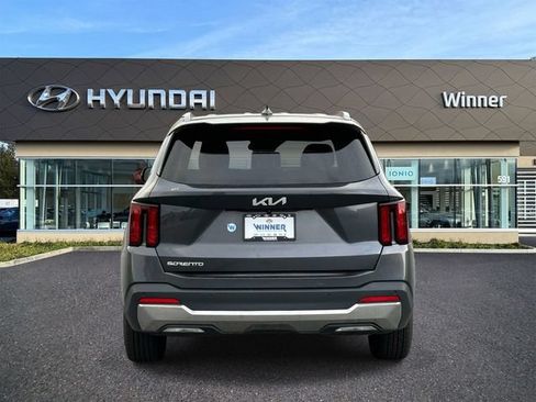 Used 2024 Kia Sorento S FWD image 3